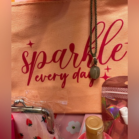 Sparkle & Bloom Fish Fam GiftAway Set - Picture 4 of 5